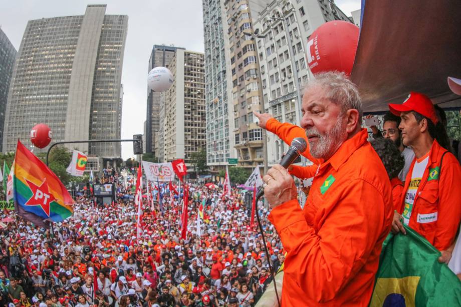 Lula discursa no centro do Rio de Janeiro, durante a passagem de sua caravana pelo estado.