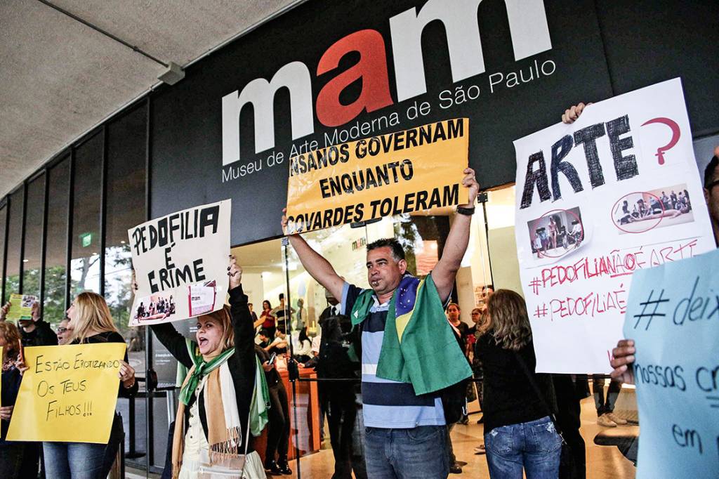 SÃO PAULO,SP,29.09.2017:PROTESTO-CONTRA-ARTISTA-NU-MAM-PEDOFILIA - Protesto denominado contra a pedofilia e a erotização infantil, na frente do Museu de Arte Moderna (MAM), em São Paulo (SP), nesta sexta-feira (29). A polêmica acontece após uma menina acompanhada de sua mãe, serem filmadas tocando no pé do artista fluminense Wagner Schwartz que se apresentou nu, durante o 35º Panorama da Arte Brasileira. (Foto: Renato S. Cerqueira/Futura Press/Folhapress)
