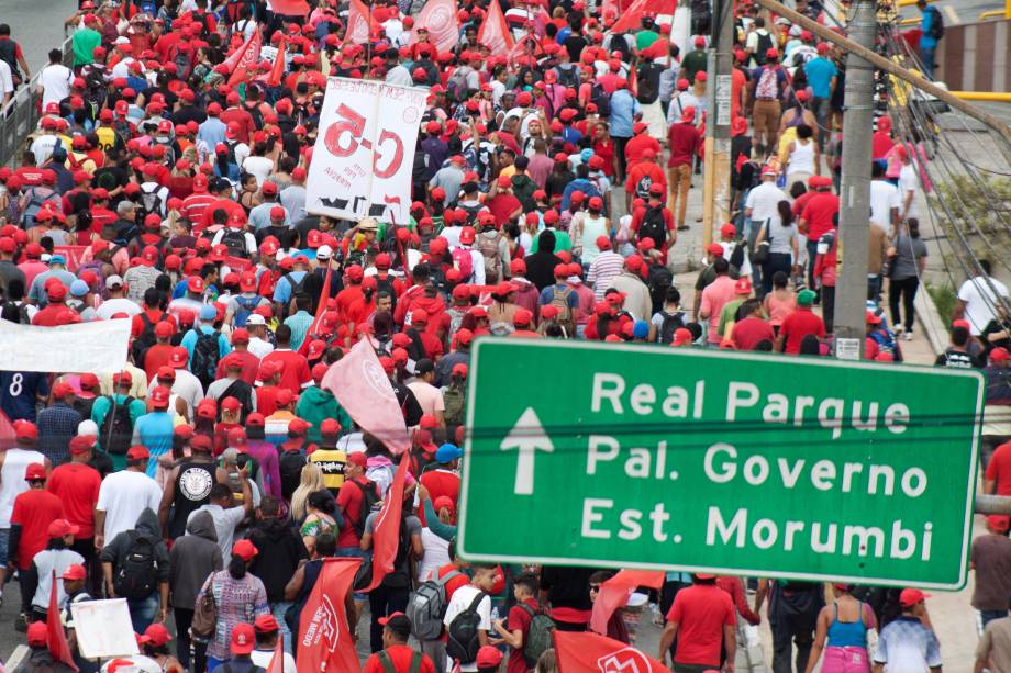 Integrantes da Ocupação Povo Sem Medo, do MTST, realizam marcha de São Bernardo até o Palácio dos Bandeirantes em São Paulo - 31/10/2017Integrantes da Ocupação Povo Sem Medo, do MTST, realizam marcha de São Bernardo até o Palácio dos Bandeirantes em São Paulo - 31/10/2017