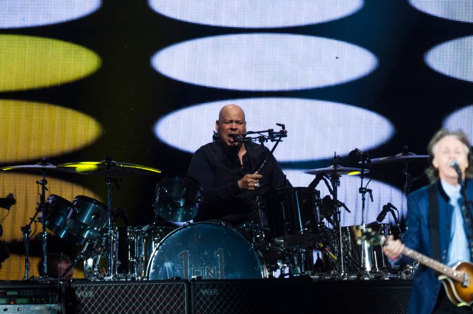 O baterista Abe Laboriel Jr. durante apresentação da turnê One On One, no Allianz Parque, em São paulo - 15/10/2017