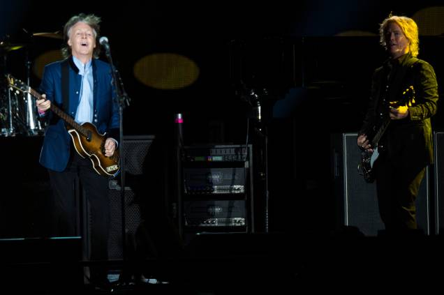 Paul McCartney e Brian Ray durante show da turnê One On One no Allianz Parque, em São Paulo - 15/10/2017 Paul McCartney e Brian Ray durante show da turnê One On One no Allianz Parque, em São Paulo - 15/10/2017