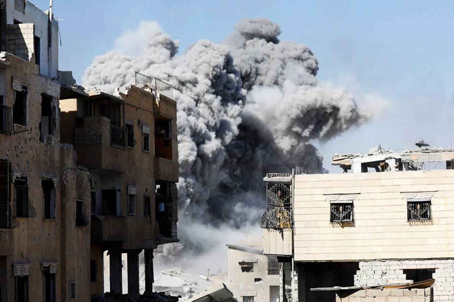 Fumaça é vista na posição do Estado Islâmico, após um ataque aéreo das forças de coalizão, próximo ao Estádio de Raqqa - 04/10/2017