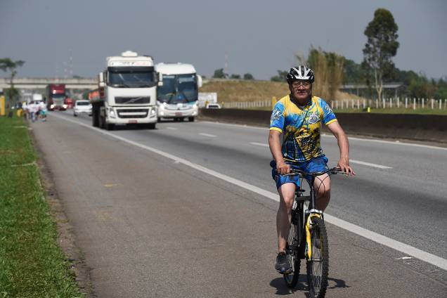 Romeiro pedala pela rodovia Dutra até a Basílica de Nossa Senhora Aparecida Romeiro pedala pela rodovia Dutra até a Basílica de Nossa Senhora Aparecida