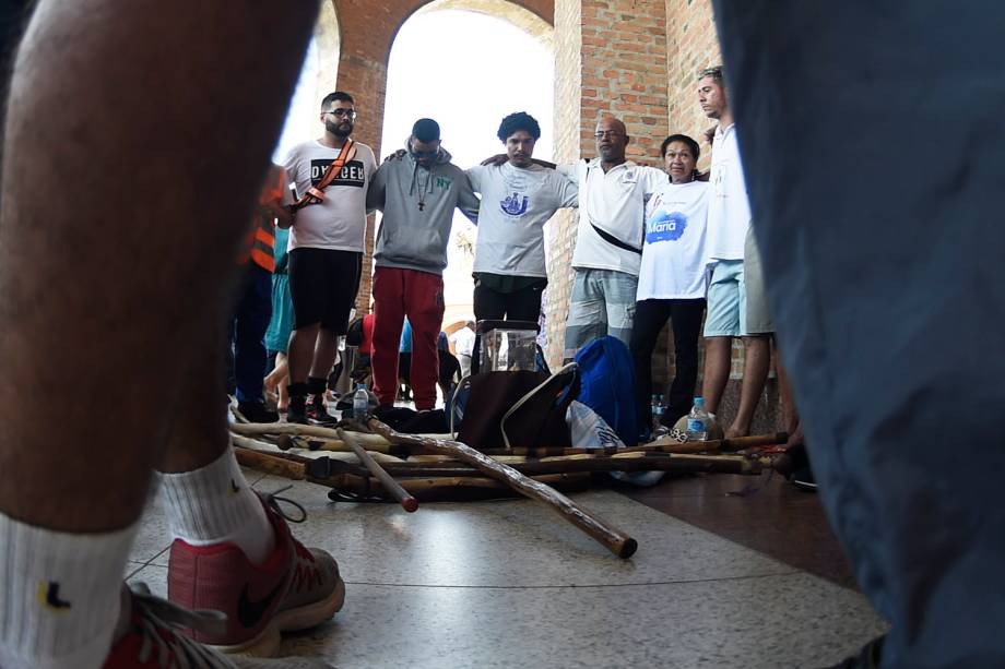 Romeiros fazem oração após concluirem caminhada até a Basílica de Nossa Senhora Aparecida