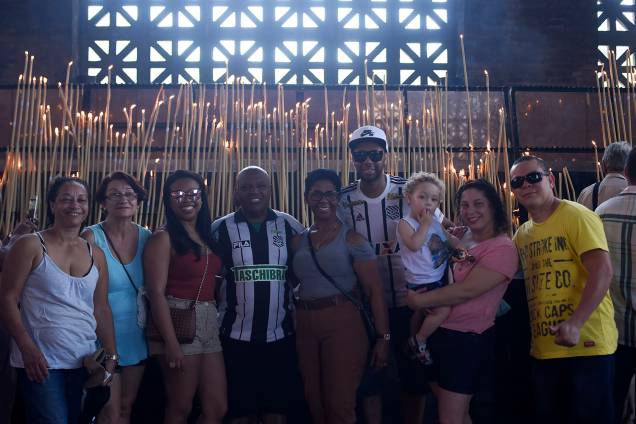Família de Florianópolis posam para a foto após acenderem vela na Basílica de Nossa Senhora Aparecida Família de Florianópolis posam para a foto após acenderem vela na Basílica de Nossa Senhora Aparecida