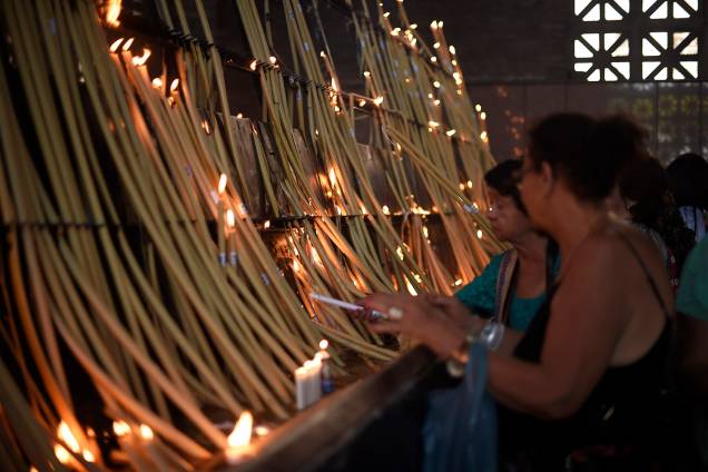 Fiéis acendem vela durante a véspera do dia de Nossa Senhora Aparecida Fiéis acendem vela durante a véspera do dia de Nossa Senhora Aparecida