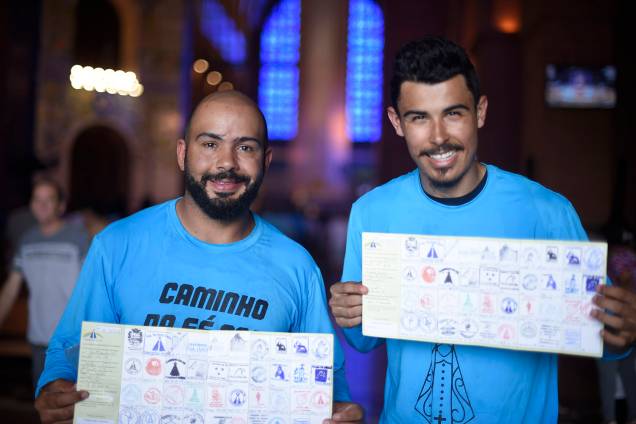 Romeiros de Sertãozinho posam para foto após concluir caminhada de 500km até a Basílica de Nossa Senhora Aparecida Romeiros de Sertãozinho posam para foto após concluir caminhada de 500km até a Basílica de Nossa Senhora Aparecida