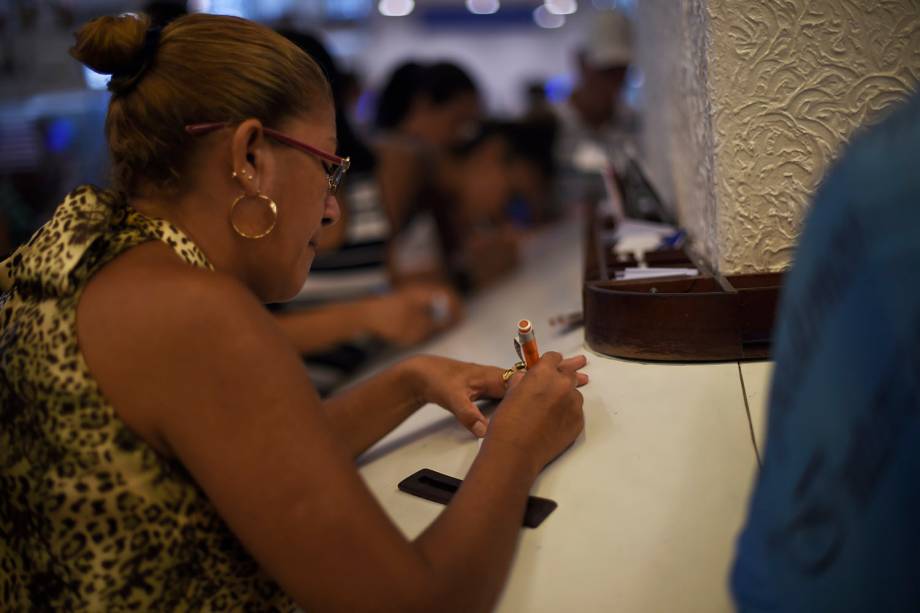 Fiéis escrevem promessas para Nossa Senhora Aparecida