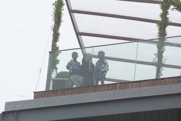 Filhas de Madonna aparecem em terraço do Hotel Fasano no Rio de Janeiro Filhas de Madonna aparecem em terraço do Hotel Fasano no Rio de Janeiro