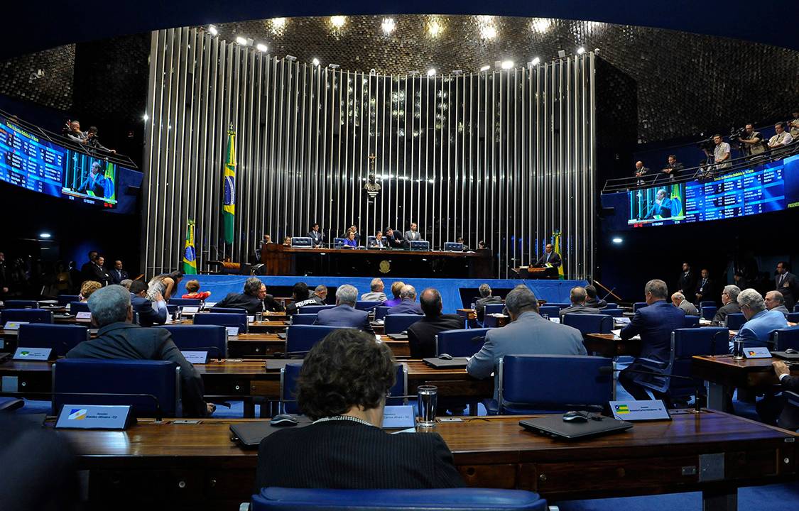 Como votaram os senadores no afastamento de Aécio Neves