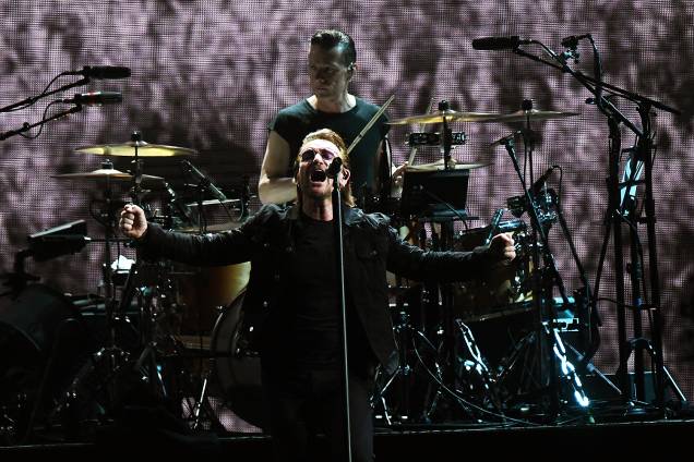 O vocalista da banda U2, Bono Vox, durante o show em comemoração aos 30 anos do lançamento do CD "The Joshua Tree", no Estádio do Morumbi, em São Paulo (SP) - 19/10/2017 O vocalista da banda U2, Bono Vox, durante o show em comemoração aos 30 anos do lançamento do CD "The Joshua Tree", no Estádio do Morumbi, em São Paulo (SP) - 19/10/2017