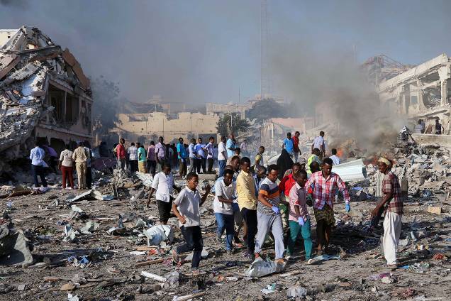 Um ataque de um caminhão-bomba matou 215 pessoas e deixou mais de 350 feridas no centro de Mogadiscio, na capital da Somália, segundo informações da polícia neste sábado Um ataque de um caminhão-bomba matou 215 pessoas e deixou mais de 350 feridas no centro de Mogadiscio, na capital da Somália, segundo informações da polícia neste sábado