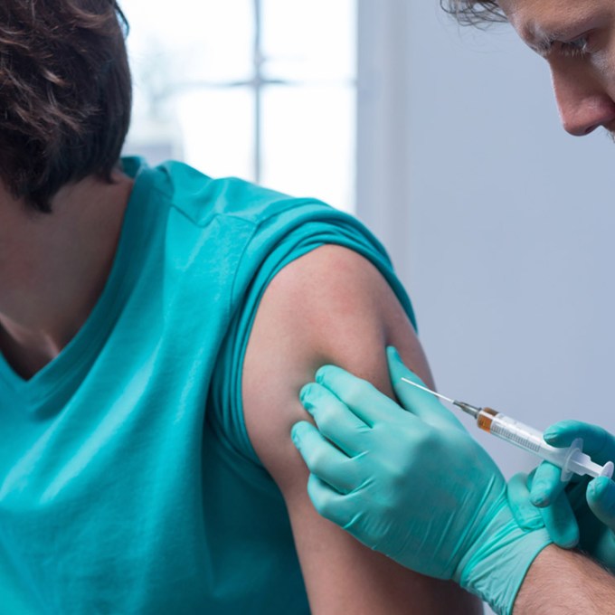 Duas doses por ano de medicamento previnem 100% o HIV, diz estudo