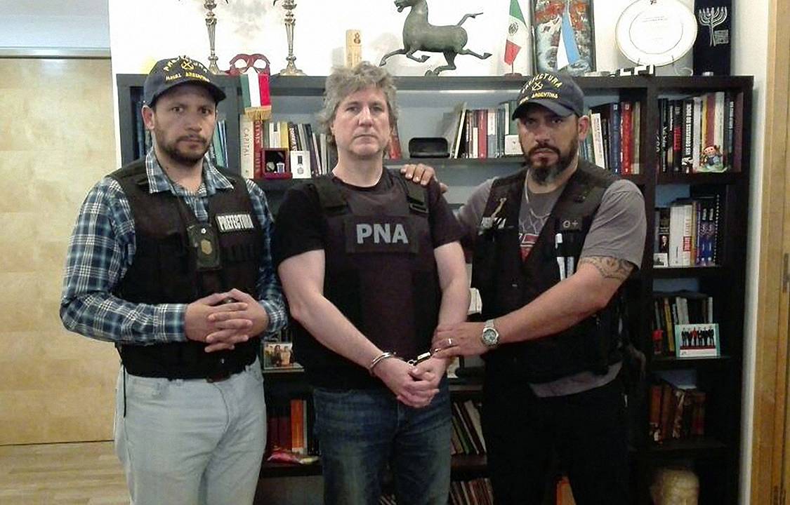 Polícia argentina divulga foto de Amado Boudou sendo algemado e preso em sua casa na cidade de Buenos Aires