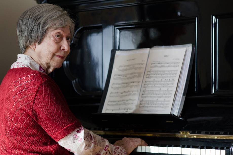 Na minissérie 'Doce de Mãe', que rendeu a ela um Emmy Internacional, Fernanda faz Picucha entre a vida e a morte; ela toca 'Luzes da Ribalta' ao piano (Crédito: Globo / Fábio Rabelo) Na minissérie 'Doce de Mãe', que rendeu a ela um Emmy Internacional, Fernanda faz Picucha entre a vida e a morte; ela toca 'Luzes da Ribalta' ao piano (Crédito: Globo / Fábio Rabelo)