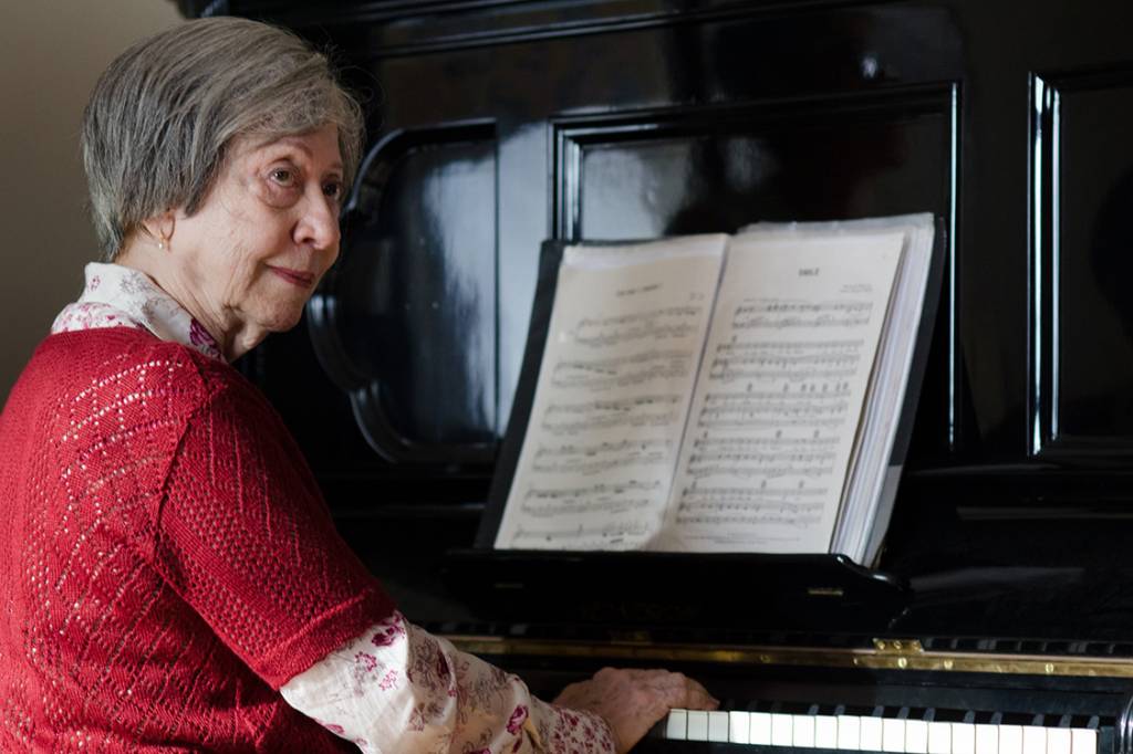 Na minissérie 'Doce de Mãe', que rendeu a ela um Emmy Internacional, Fernanda faz Picucha entre a vida e a morte; ela toca 'Luzes da Ribalta' ao piano  (Crédito: Globo / Fábio Rabelo)