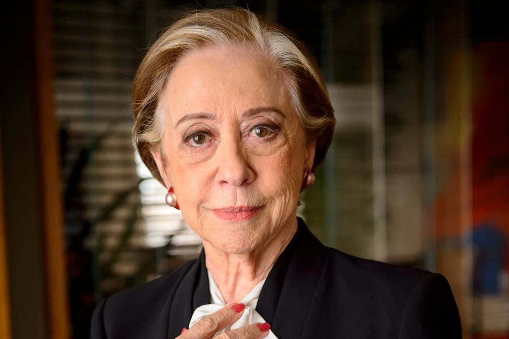 Fernanda Montenegro em 'Babilônia', de 2015. A novela levou parte do público, que confundiu atriz com personagem e deixou aflorar sua aversão aos homossexuais, a rejeitá-la. Na trama, Fernanda era casada com a personagem de Nathalia Timberg. As duas se cumprimentavam com um selinho, como qualquer casal Fernanda Montenegro em 'Babilônia', de 2015. A novela levou parte do público, que confundiu atriz com personagem e deixou aflorar sua aversão aos homossexuais, a rejeitá-la. Na trama, Fernanda era casada com a personagem de Nathalia Timberg. As duas se cumprimentavam com um selinho, como qualquer casal