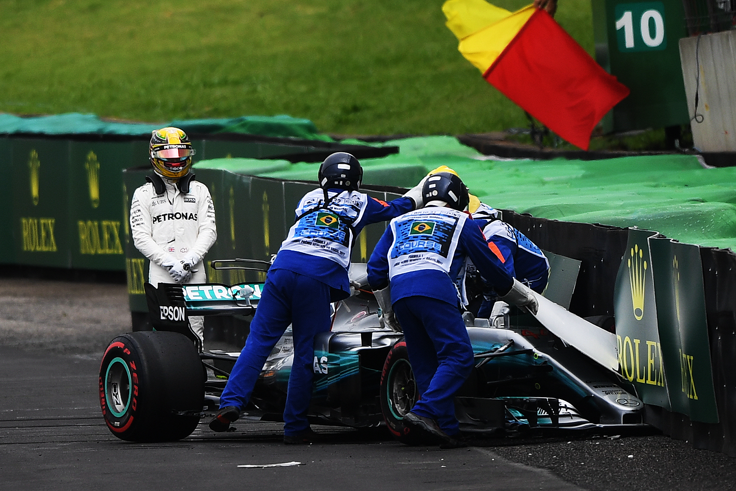 O piloto Lewis Hamilton, da Mercedes, sofre acidente durante segundo dia de treino livre para o Grande Pr&ecirc;mio do Brasil, no Aut&oacute;dromo de Interlagos - 11/11/2017
