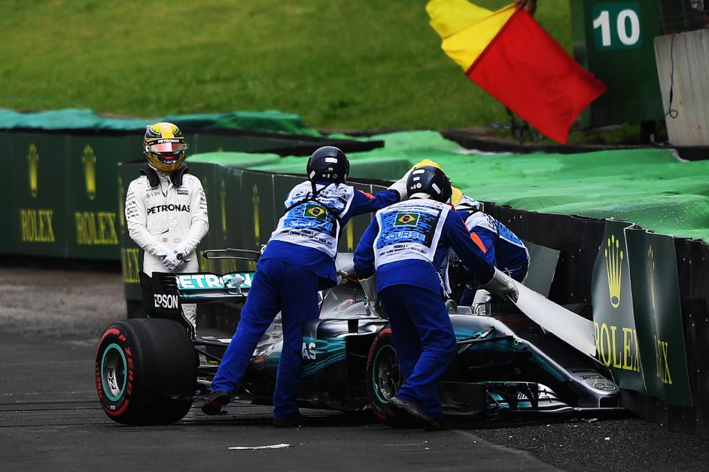 O piloto Lewis Hamilton, da Mercedes, sofre acidente durante segundo dia de treino livre para o Grande Pr&ecirc;mio do Brasil, no Aut&oacute;dromo de Interlagos - 11/11/2017