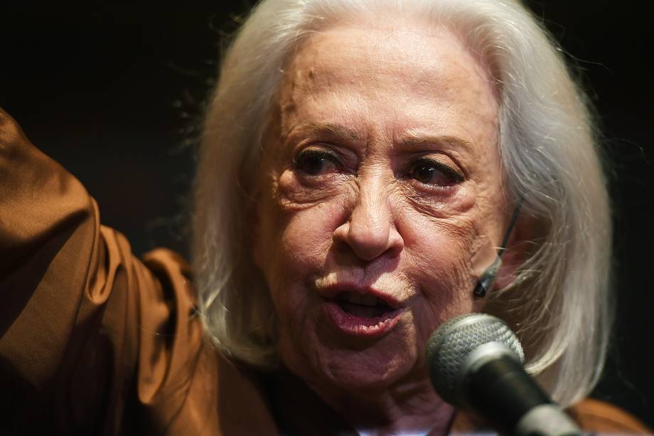 Fernanda Montenegro participou da leitura do novo livro de sua filha, Fernanda Torres “A Glória e Seu Cortejo de Horrores”, no Teatro Oficina , ao lado do diretor José Celso Martinez Corrêa, o Zé Celso, e de Antonio Fagundes. Fernanda Montenegro participou da leitura do novo livro de sua filha, Fernanda Torres “A Glória e Seu Cortejo de Horrores”, no Teatro Oficina , ao lado do diretor José Celso Martinez Corrêa, o Zé Celso, e de Antonio Fagundes.