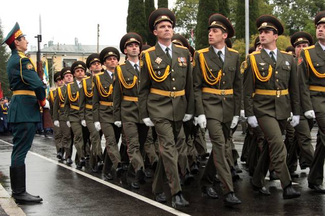 Soldados desfilam durante parada militar na Abkhazia. Soldados desfilam durante parada militar na Abkhazia.