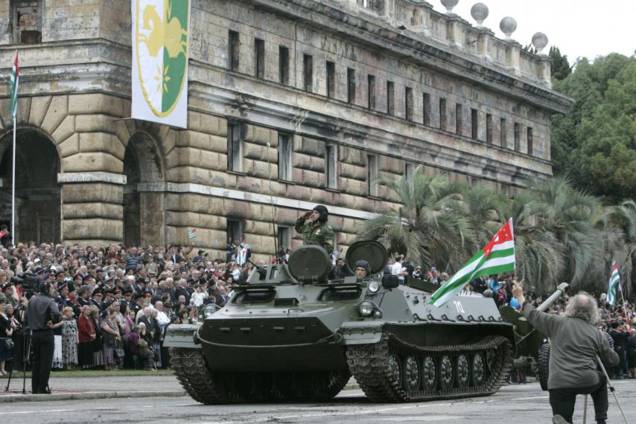 Tanque é visto durante uma parada militar em Sukhumi, Abkhazia. Tanque é visto durante uma parada militar em Sukhumi, Abkhazia.