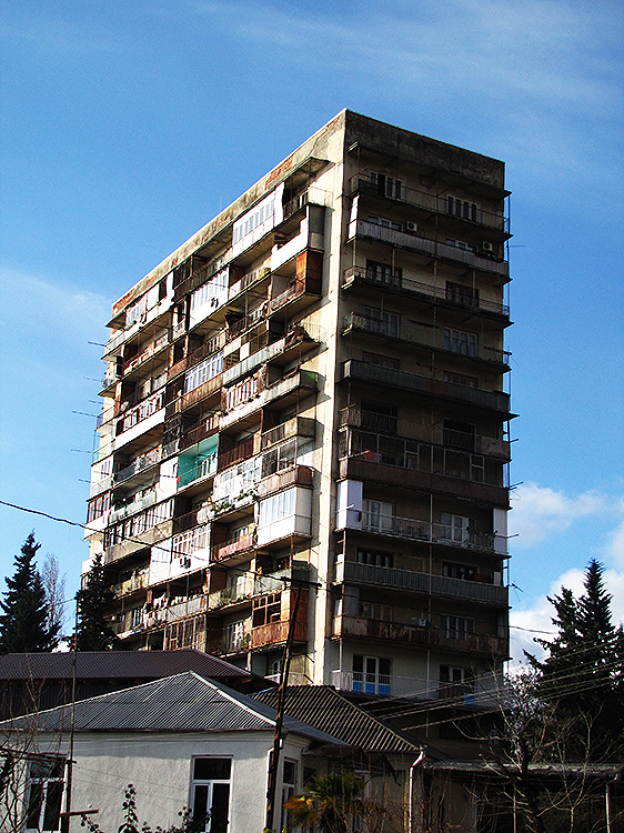 Prédio em estilo soviético em Sukhumi. Prédio em estilo soviético em Sukhumi.