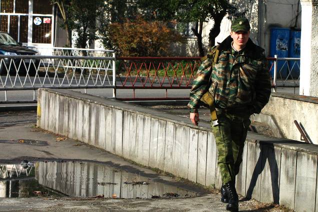 Militar caminha por rua nos arredores de Sukhumi. Militar caminha por rua nos arredores de Sukhumi.