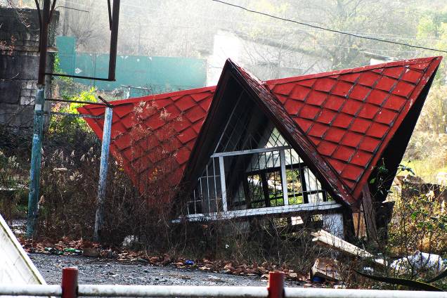 Restos de uma casa em Sukhumi, destruída durante as guerras com a Geórgia. Restos de uma casa em Sukhumi, destruída durante as guerras com a Geórgia.