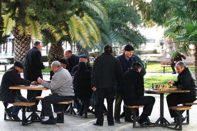 Homens jogam xadrez em praça pública de Sukhumi. Homens jogam xadrez em praça pública de Sukhumi.
