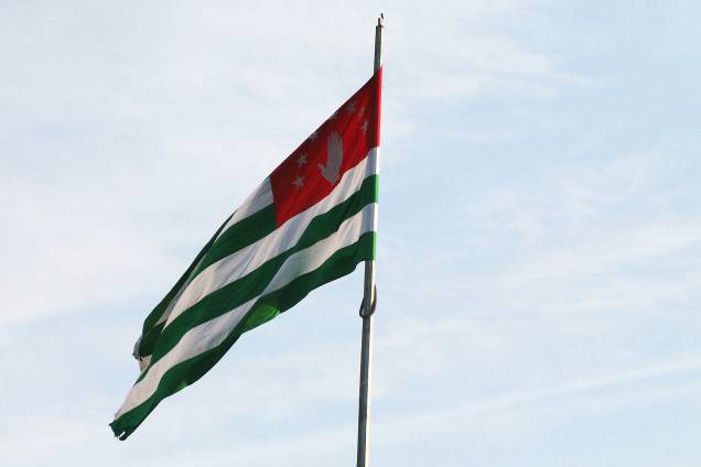 Bandeira da Abkhazia próximo ao porto de Sukhumi. Bandeira da Abkhazia próximo ao porto de Sukhumi.