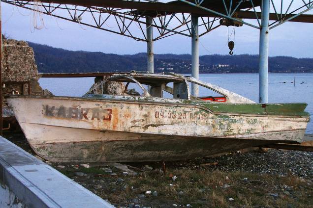 Carcaça de barco em praia de Sukhumi. Carcaça de barco em praia de Sukhumi.
