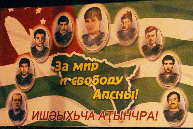 Cartaz em Sukhumi, capital da Abkhazia, clama pela "paz e liberdade" no território. Cartaz em Sukhumi, capital da Abkhazia, clama pela "paz e liberdade" no território.