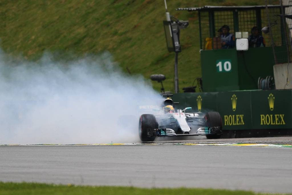 O piloto Lewis Hamilton, da Mercedes, sofre acidente durante segundo dia de treino livre para o Grande Pr&ecirc;mio do Brasil, no Aut&oacute;dromo de Interlagos - 11/11/2017