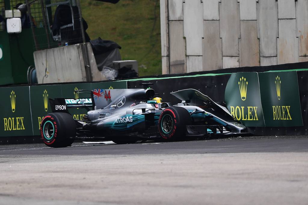 O piloto Lewis Hamilton, da Mercedes, sofre acidente durante segundo dia de treino livre para o Grande Pr&ecirc;mio do Brasil, no Aut&oacute;dromo de Interlagos - 11/11/2017