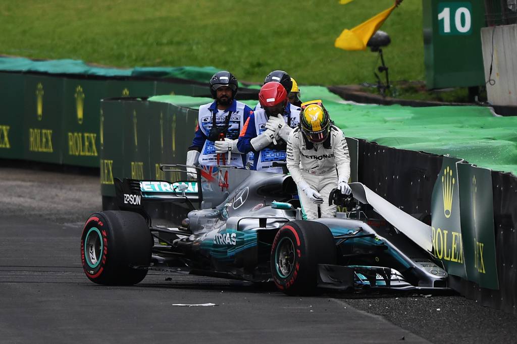 O piloto Lewis Hamilton, da Mercedes, sofre acidente durante segundo dia de treino livre para o Grande Pr&ecirc;mio do Brasil, no Aut&oacute;dromo de Interlagos - 11/11/2017
