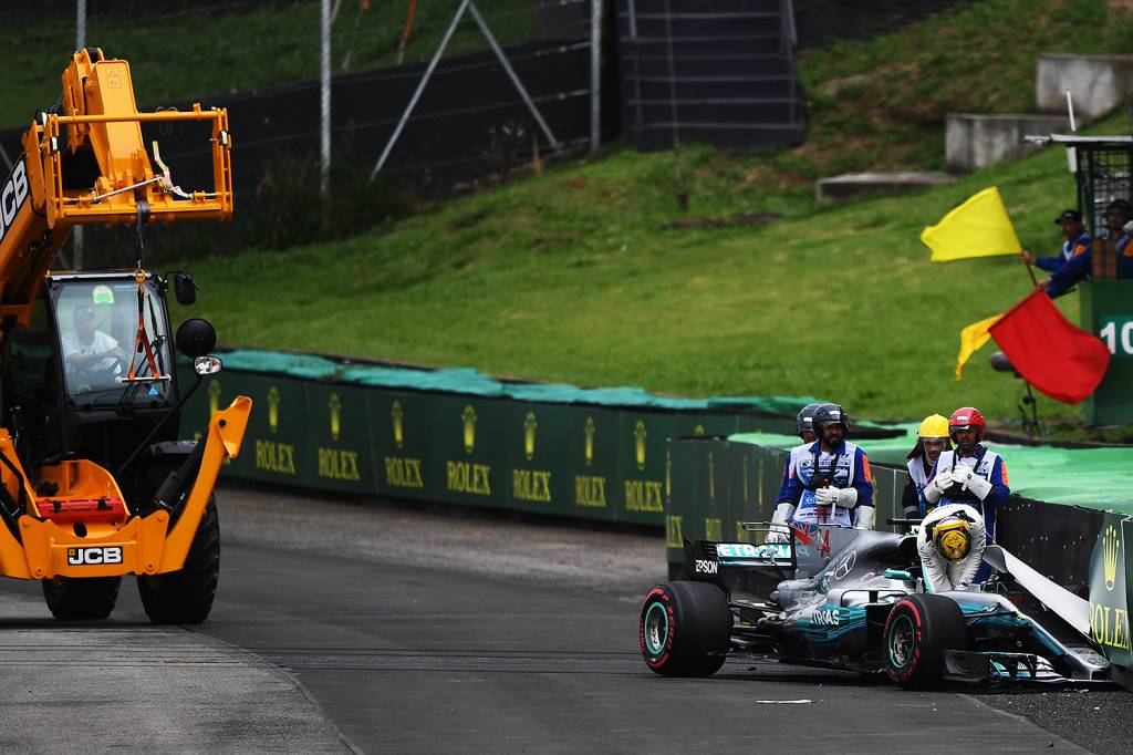 O piloto Lewis Hamilton, da Mercedes, sofre acidente durante segundo dia de treino livre para o Grande Pr&ecirc;mio do Brasil, no Aut&oacute;dromo de Interlagos - 11/11/2017