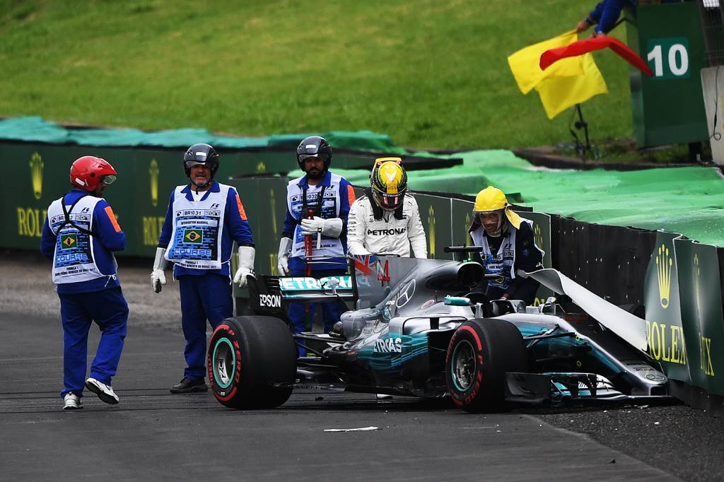 O piloto Lewis Hamilton, da Mercedes, sofre acidente durante segundo dia de treino livre para o Grande Pr&ecirc;mio do Brasil, no Aut&oacute;dromo de Interlagos - 11/11/2017