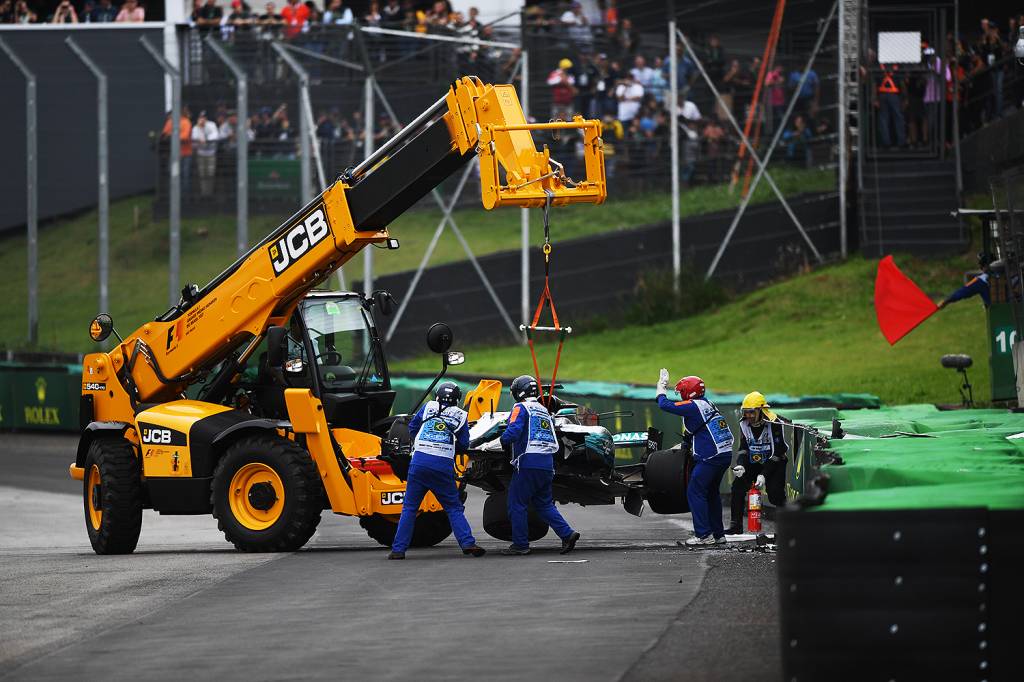 Equipe recolhe carro do piloto Lewis Hamilton, da Mercedes, ap&oacute;s acidente durante segundo dia de treino livre para o Grande Pr&ecirc;mio do Brasil, no Aut&oacute;dromo de Interlagos - 11/11/2017