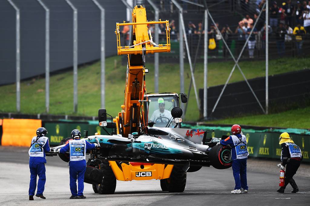Equipe recolhe carro do piloto Lewis Hamilton, da Mercedes, ap&oacute;s acidente durante segundo dia de treino livre para o Grande Pr&ecirc;mio do Brasil, no Aut&oacute;dromo de Interlagos - 11/11/2017