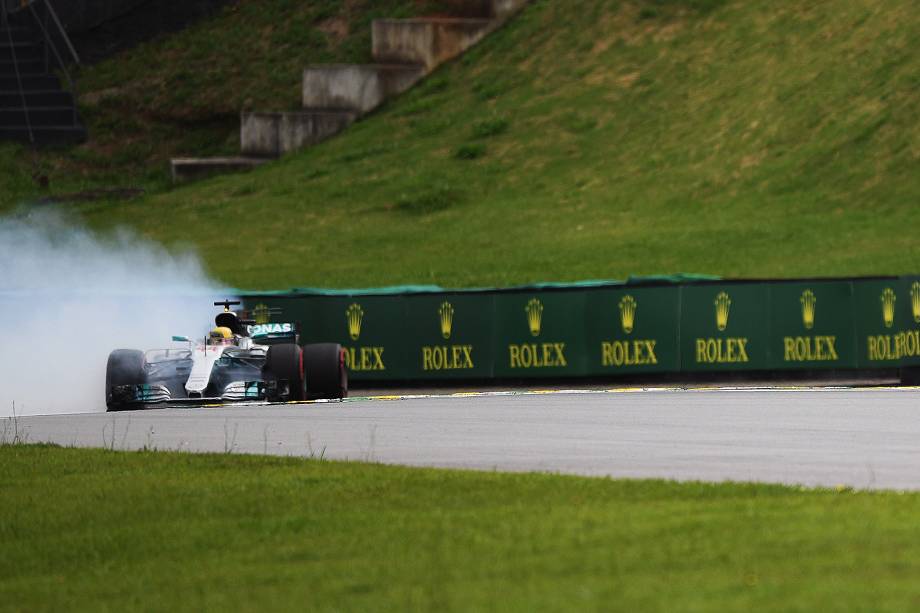 O piloto Lewis Hamilton, da Mercedes, sofre acidente durante segundo dia de treino livre para o Grande Prêmio do Brasil, no Autódromo de Interlagos - 11/11/2017