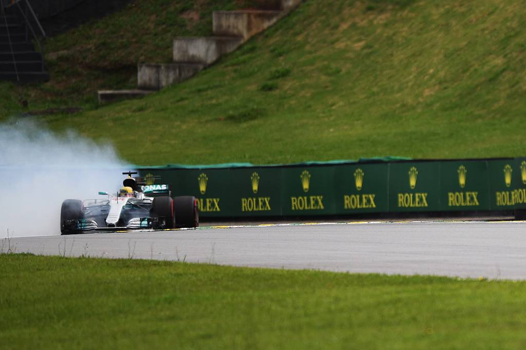 O piloto Lewis Hamilton, da Mercedes, sofre acidente durante segundo dia de treino livre para o Grande Pr&ecirc;mio do Brasil, no Aut&oacute;dromo de Interlagos - 11/11/2017