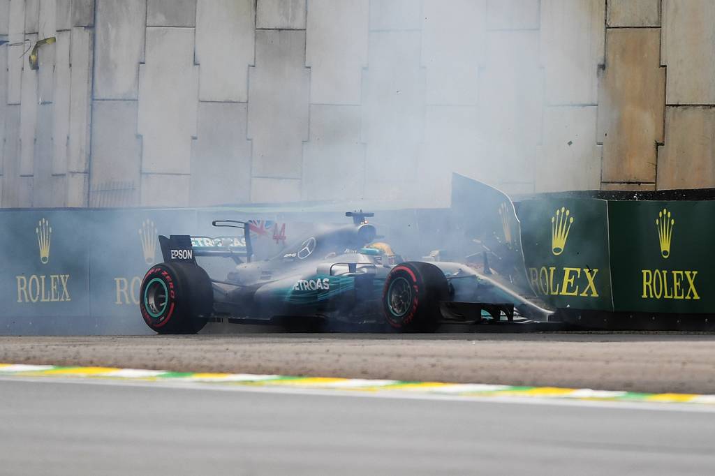 O piloto Lewis Hamilton, da Mercedes, sofre acidente durante segundo dia de treino livre para o Grande Pr&ecirc;mio do Brasil, no Aut&oacute;dromo de Interlagos - 11/11/2017