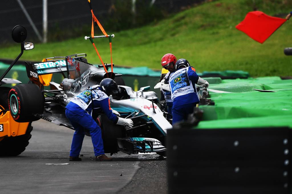 Equipe recolhe carro do piloto Lewis Hamilton, da Mercedes, ap&oacute;s acidente durante segundo dia de treino livre para o Grande Pr&ecirc;mio do Brasil, no Aut&oacute;dromo de Interlagos - 11/11/2017