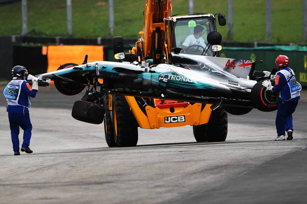 Equipe recolhe carro do piloto Lewis Hamilton, da Mercedes, ap&oacute;s acidente durante segundo dia de treino livre para o Grande Pr&ecirc;mio do Brasil, no Aut&oacute;dromo de Interlagos - 11/11/2017