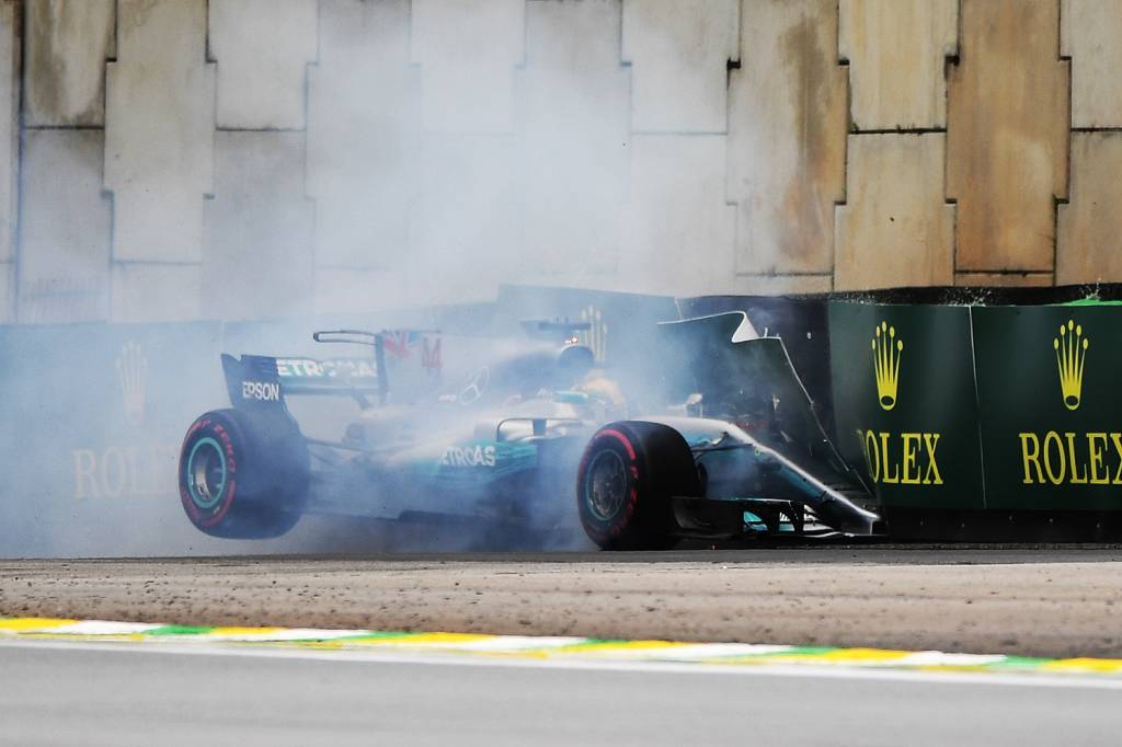 O piloto Lewis Hamilton, da Mercedes, sofre acidente durante segundo dia de treino livre para o Grande Pr&ecirc;mio do Brasil, no Aut&oacute;dromo de Interlagos - 11/11/2017
