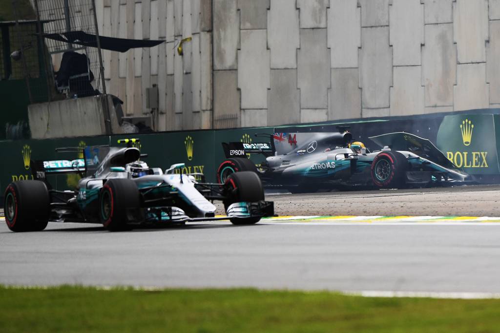O piloto Lewis Hamilton, da Mercedes, sofre acidente durante segundo dia de treino livre para o Grande Pr&ecirc;mio do Brasil, no Aut&oacute;dromo de Interlagos - 11/11/2017
