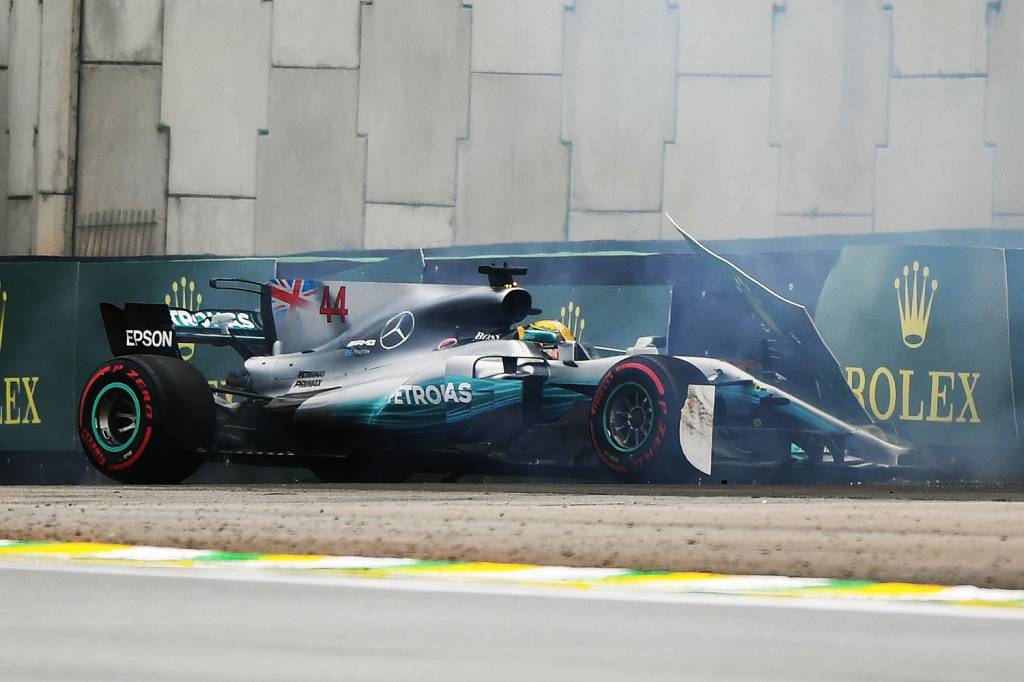 O piloto Lewis Hamilton, da Mercedes, sofre acidente durante segundo dia de treino livre para o Grande Pr&ecirc;mio do Brasil, no Aut&oacute;dromo de Interlagos - 11/11/2017