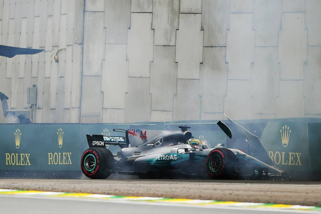 O piloto Lewis Hamilton, da Mercedes, sofre acidente durante segundo dia de treino livre para o Grande Pr&ecirc;mio do Brasil, no Aut&oacute;dromo de Interlagos - 11/11/2017
