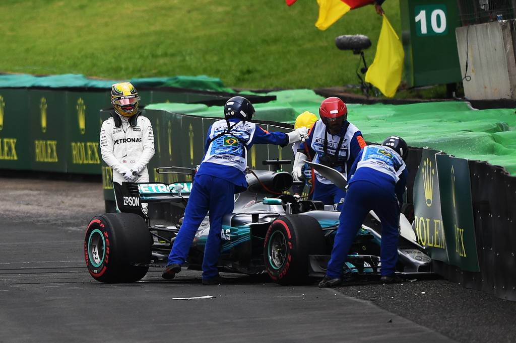 O piloto Lewis Hamilton, da Mercedes, sofre acidente durante segundo dia de treino livre para o Grande Pr&ecirc;mio do Brasil, no Aut&oacute;dromo de Interlagos - 11/11/2017